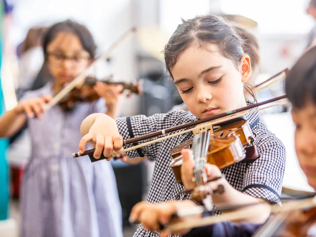 students playing the violin